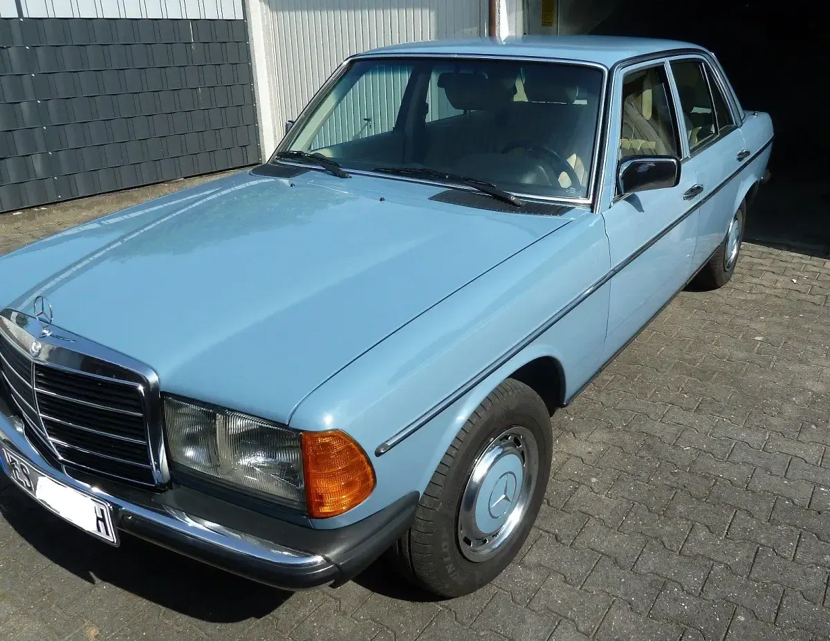 Gebraucht Mercedes 250 140 PS (102 kW) 1982 Blau Limousine