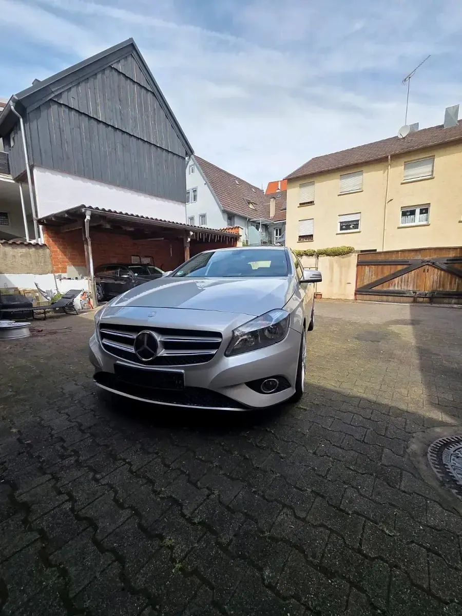 Gebraucht Mercedes A180 122 PS (89 kW) 2012 Silber Kleinwagen