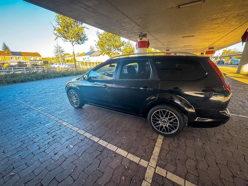 Gebraucht Ford Focus 100 PS (73 kW) 2010 Schwarz Kombi