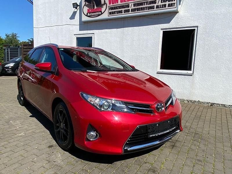 Rot Gebraucht 2014 Toyota Auris Edition Limousine | 6.990 € (Fairer Preis) - Bild 1/4