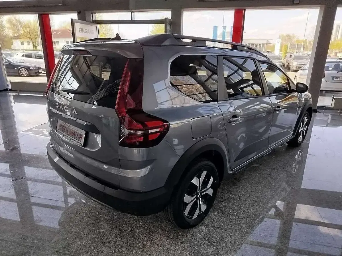 Neu Dacia Jogger Expression 101 PS (74 kW) 2026 Dolomitgrau Van / Kleinbus