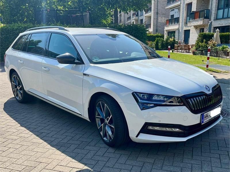 Weiß Gebraucht 2020 Skoda Superb SportLine Kombi | 25.399 € (Fairer Preis) - Bild 1/4