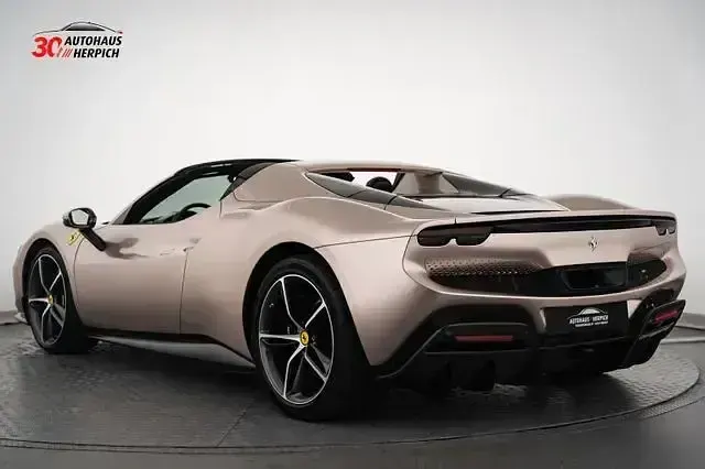 Gebraucht Ferrari 296 829 PS (609 kW) 2024 Bronzo seta Cabrio