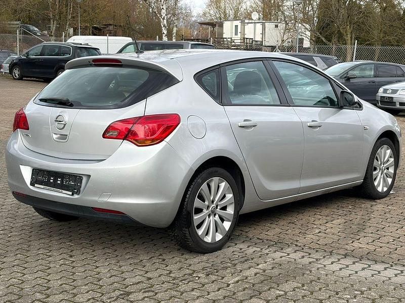 Gebraucht Opel Astra Edition 116 PS (85 kW) 2011 Silber Limousine