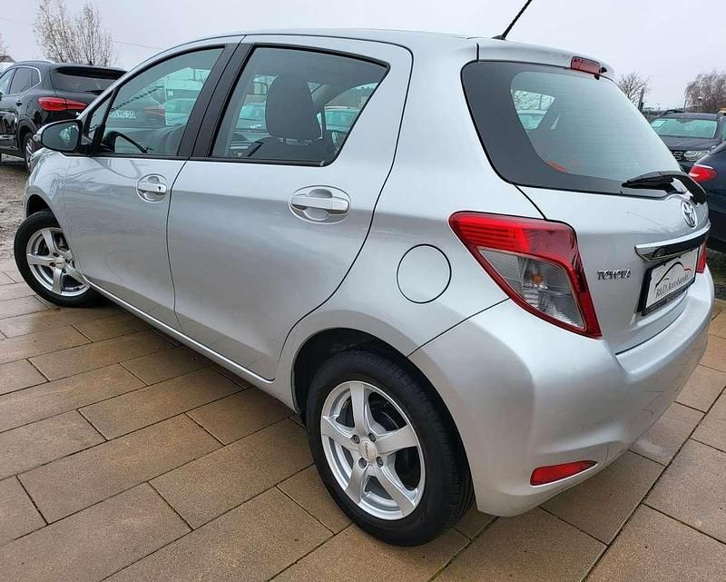 Gebraucht Toyota Yaris Life 99 PS (72 kW) 2012 Silber Kleinwagen