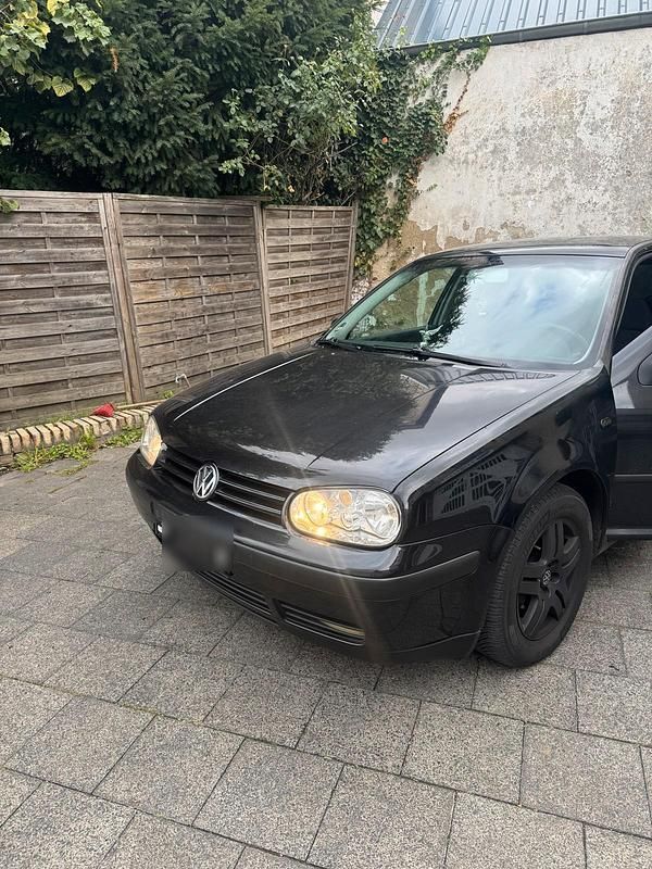 Schwarz Gebraucht 2002 VW Golf IV Kleinwagen | 600 € (Guter Preis) - Bild 1/4