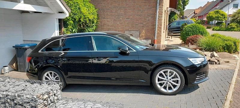 Schwarz Gebraucht 2018 Audi A4 Kombi | 17.800 € (Fairer Preis) - Bild 1/4