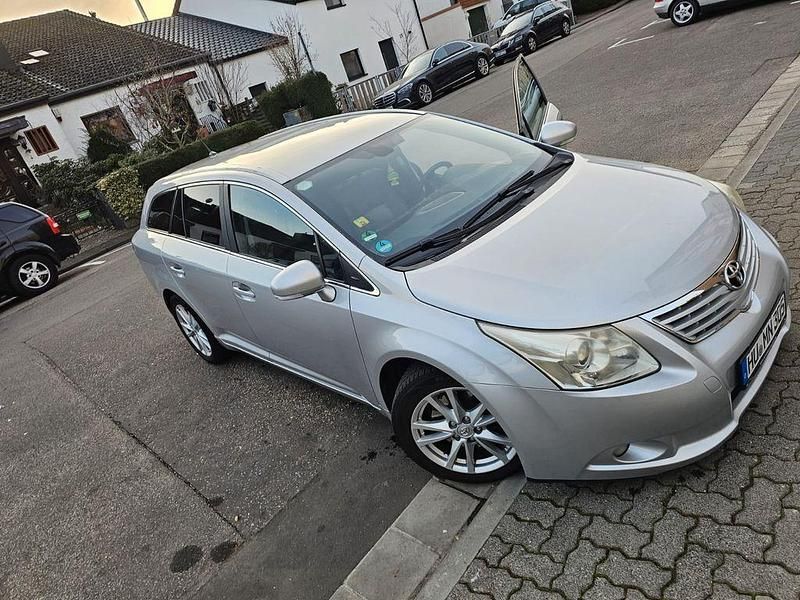 Silber Gebraucht 2011 Toyota Avensis Comfort Kombi | 5.200 € (Guter Preis) - Bild 1/4
