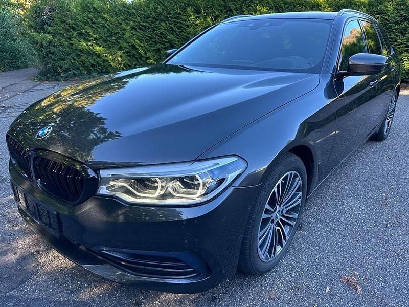 Grau Gebraucht 2019 BMW 520 Sport Line Limousine | 19.990 € (Superpreis) - Bild 1/4
