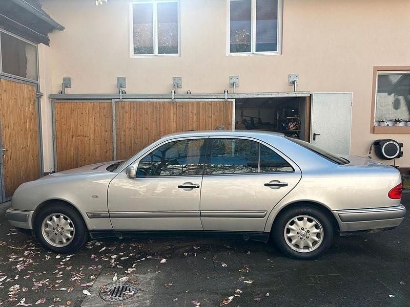 Gebraucht Mercedes E230 150 PS (110 kW) 1997 Silber Limousine
