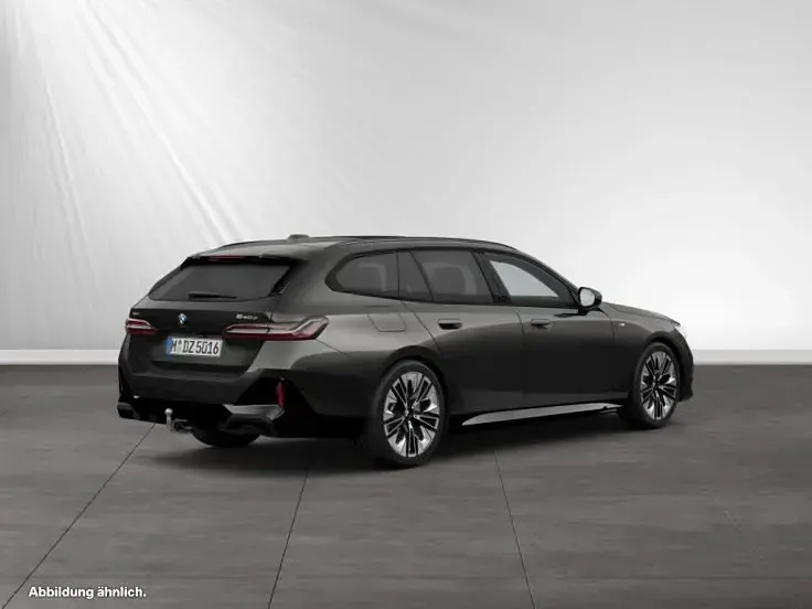 Gebraucht BMW 540 M Sport 303 PS (222 kW) 2024 Sophistograu brillanteffekt metallic Kombi