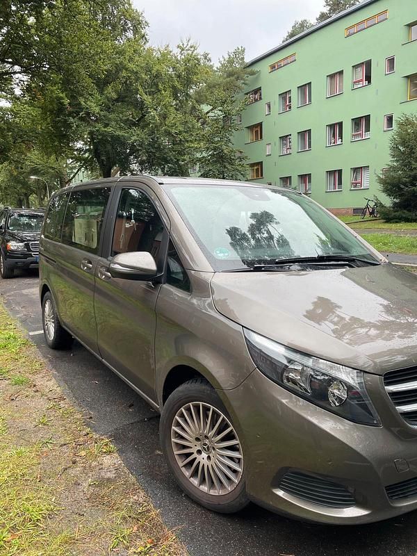 Braun Gebraucht 2018 Mercedes V250 Van / Kleinbus | 31.000 € - Bild 1/4