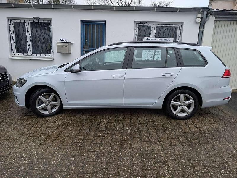 Gebraucht VW Golf VII Trendline 110 PS (80 kW) 2017 White silver metallic Kombi