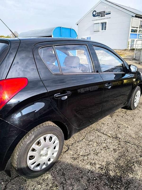 Gebraucht Hyundai i20 Classic 77 PS (56 kW) 2012 Black diamond / mic Kleinwagen