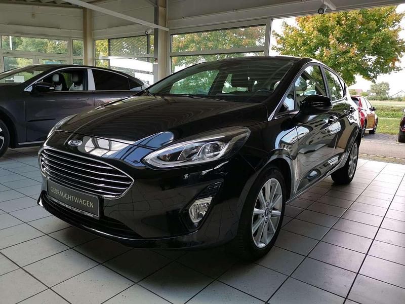 Iridiumschwarz metallic Gebraucht 2017 Ford Fiesta Titanium Kleinwagen | 12.300 € (Etwas zu teuer) - Bild 1/4