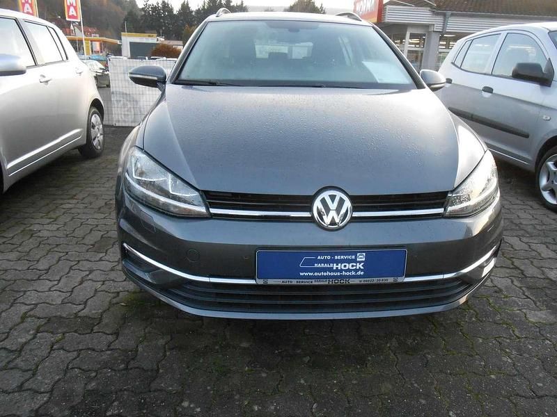 Grau Gebraucht 2020 VW Golf VII Trendline Kombi | 15.700 € (Fairer Preis) - Bild 1/4