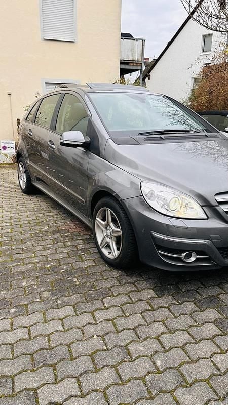 Grau Gebraucht 2011 Mercedes 200 Kleinwagen | 5.600 € (Guter Preis) - Bild 1/4