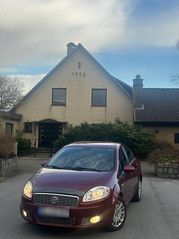 Gebraucht Fiat Linea 125 PS (91 kW) 2008 Rot Limousine