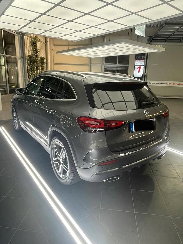 Grau Gebraucht 2020 Mercedes GLA250 SUV | 34.500 € (Fairer Preis) - Bild 1/4