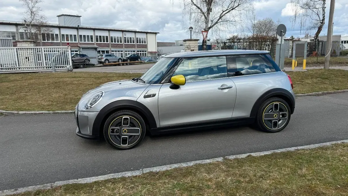 Gebraucht Mini Cooper SE 135 kW (184 PS) 2023 Silber Kleinwagen