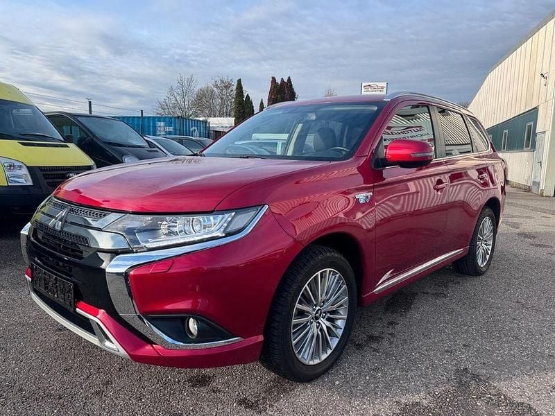 Gebraucht Mitsubishi Outlander P-HEV Basis 135 PS (99 kW) 2020 Rot SUV