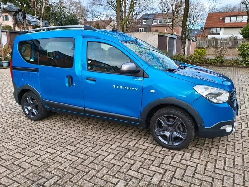 Blau Gebraucht 2017 Dacia Dokker Stepway Van / Kleinbus | 7.700 € (Superpreis) - Bild 1/4