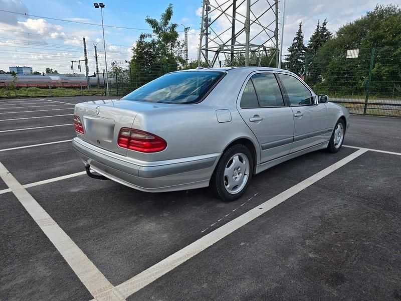 Gebraucht Mercedes E220 Classic 143 PS (105 kW) 2001 Silber Limousine