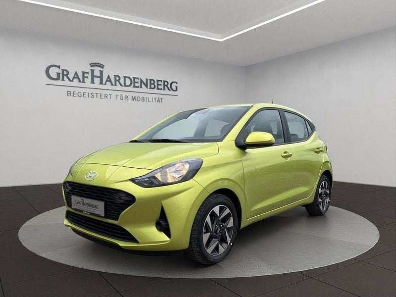 Grün Neu 2025 Hyundai i10 Trend Kleinwagen | 18.632 € (Guter Preis) - Bild 1/4