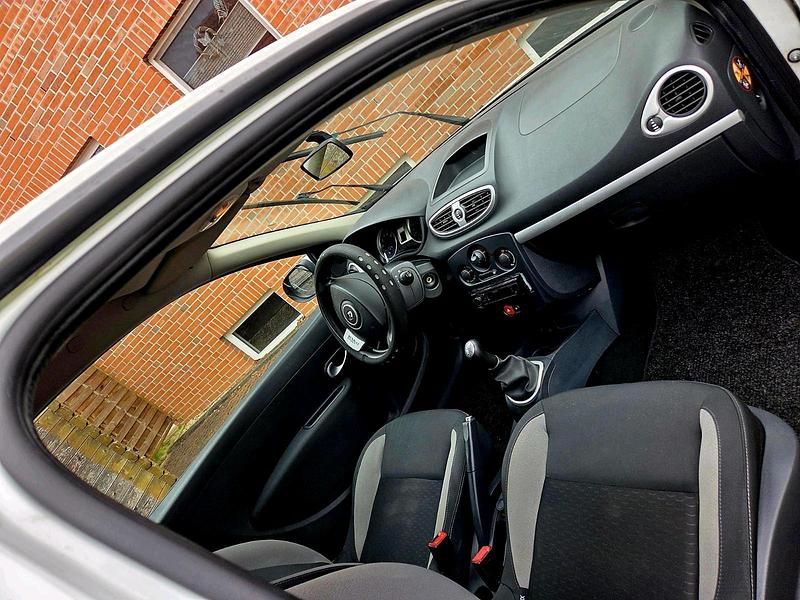 Gebraucht Renault Clio II 75 PS (55 kW) 2011 Weiß Kleinwagen