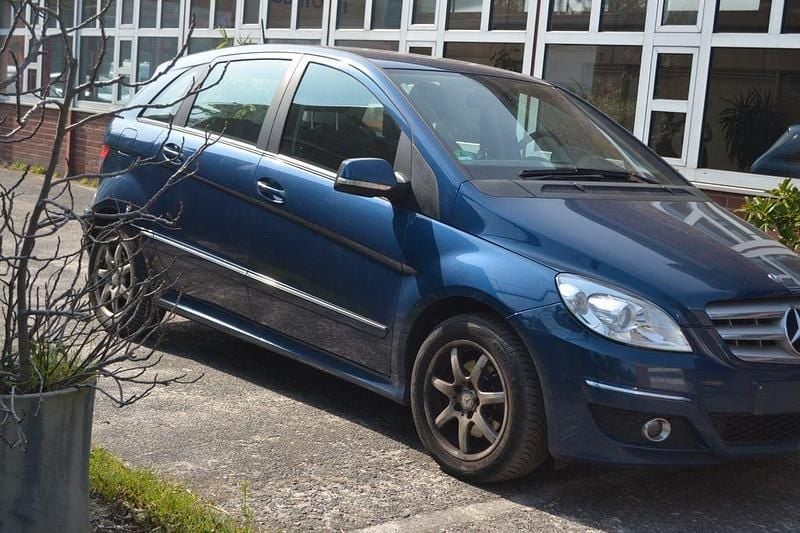 Gebraucht Mercedes B200 193 PS (141 kW) 2010 Blau Van / Kleinbus