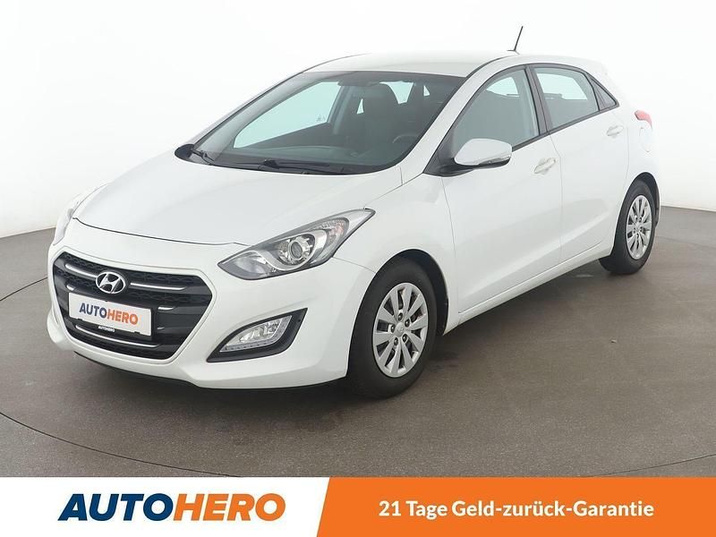Weiß Gebraucht 2017 Hyundai i30 Trend Limousine | 10.620 € (Fairer Preis) - Bild 1/3