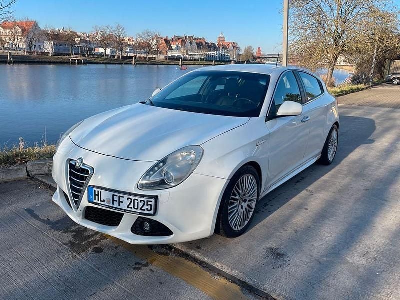 Weiß Gebraucht 2012 Alfa Romeo Giulietta Limousine | 6.400 € (Fairer Preis) - Bild 1/4