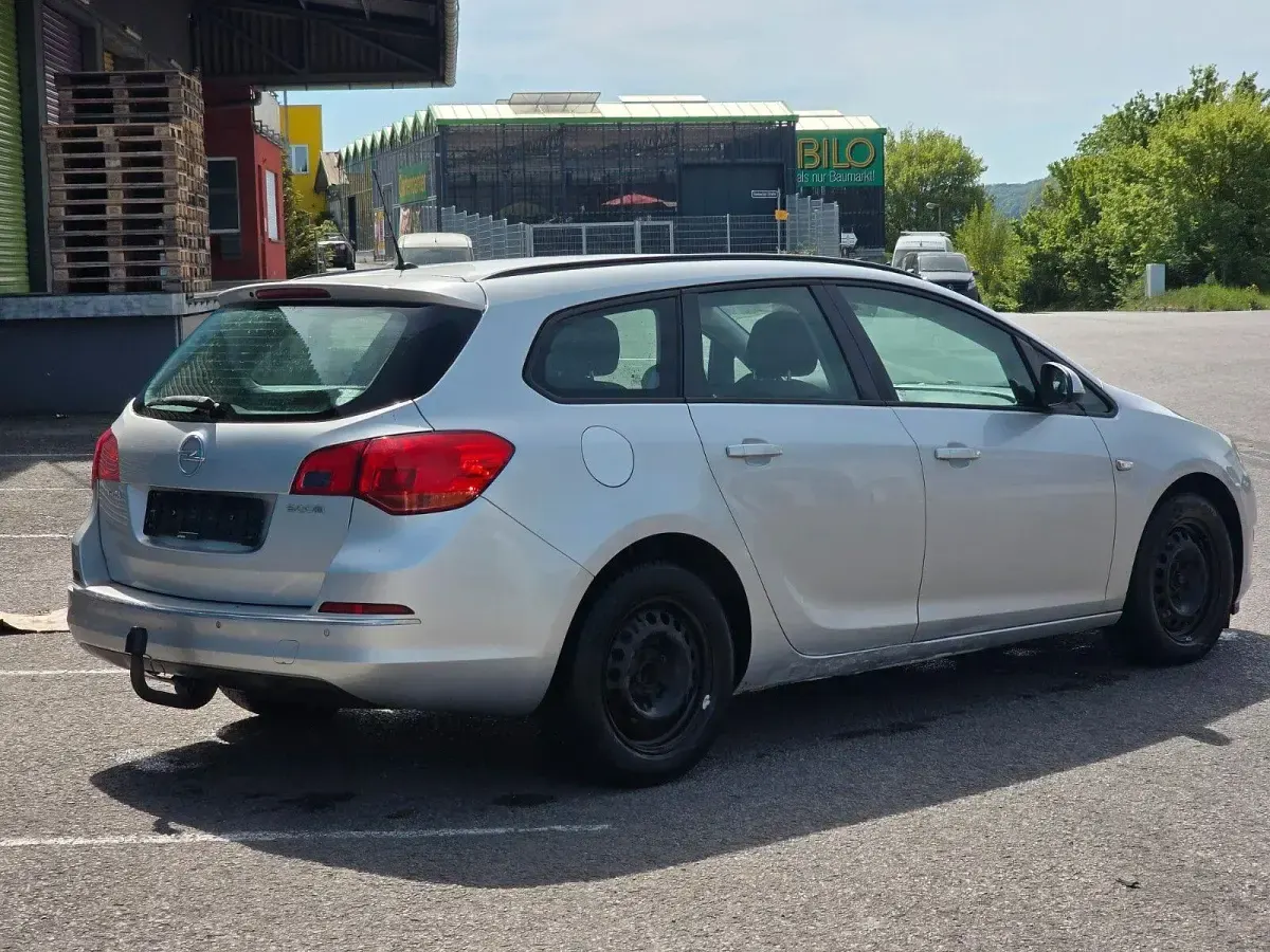 Gebraucht Opel Astra Edition 110 PS (80 kW) 2013 Silber Kombi