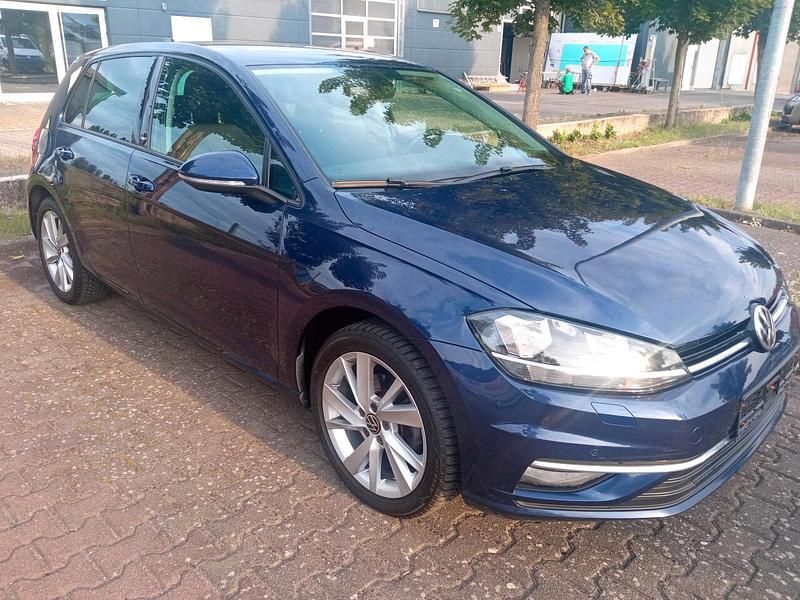 Blau Gebraucht 2017 VW Golf VII Sound Limousine | 13.700 € (Guter Preis) - Bild 1/4