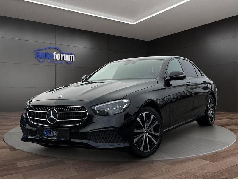Schwarz Gebraucht 2020 Mercedes E300 Avantgarde Limousine | 26.490 € (Etwas zu teuer) - Bild 1/4