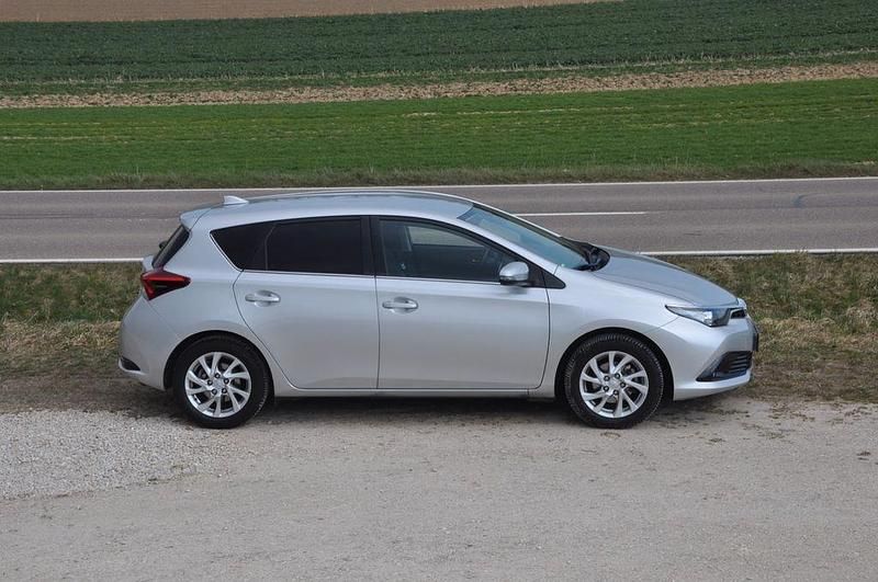 Silber Gebraucht 2017 Toyota Auris Limousine | 12.950 € (Fairer Preis) - Bild 1/4