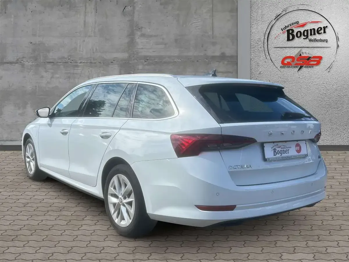 Gebraucht Skoda Octavia 150 PS (110 kW) 2022 Moon weiss perleffekt Kombi