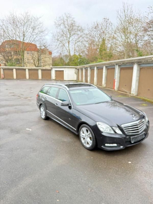Schwarz Gebraucht 2013 Mercedes E300 Avantgarde Kombi | 7.800 € (Superpreis) - Bild 1/4