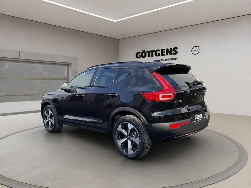 Neu Volvo XC40 Plus 163 PS (119 kW) 2025 Schwarz SUV