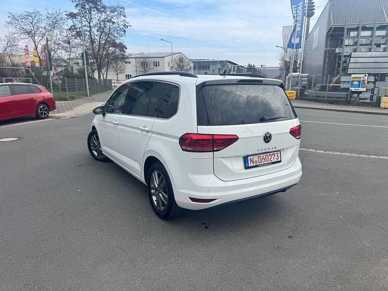 Gebraucht VW Touran Highline 150 PS (110 kW) 2023 Weiß Van / Kleinbus
