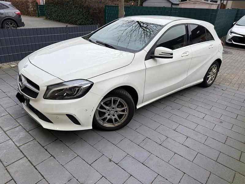 Gebraucht Mercedes A180 Urban 109 PS (80 kW) 2016 Weiß Limousine