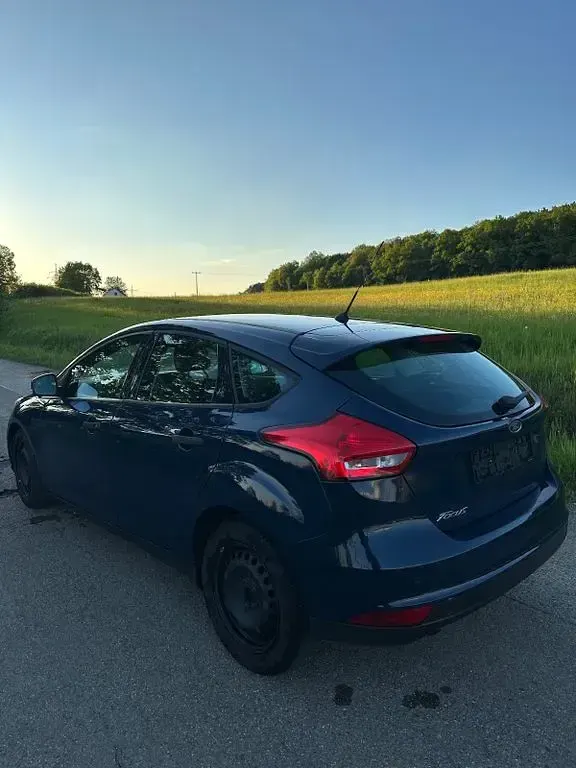 Gebraucht Ford Focus Ambiente 101 PS (74 kW) 2015 Blau Limousine