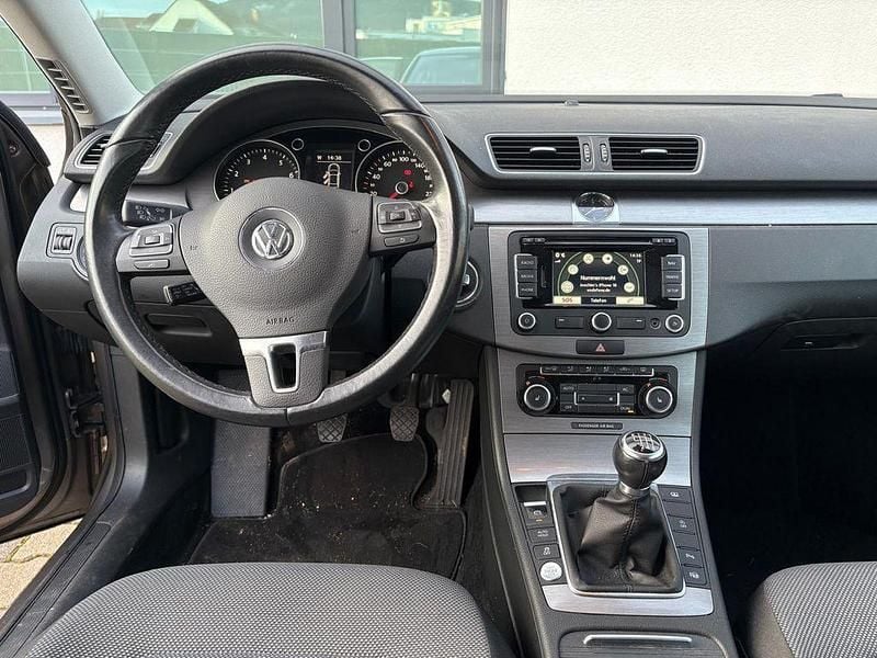 Gebraucht VW Passat Comfortline 122 PS (89 kW) 2011 Braun Limousine