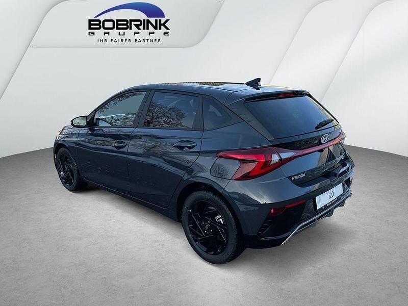 Neu Hyundai i20 Blackline 90 PS (66 kW) 2025 Grau Limousine