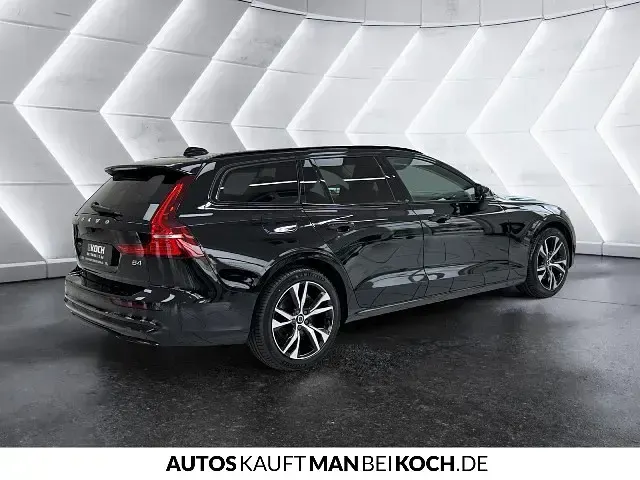 Gebraucht Volvo V60 145 PS (106 kW) 2025 Kombi