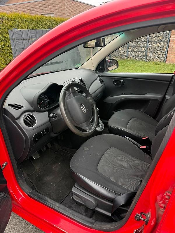 Gebraucht Hyundai i10 69 PS (50 kW) 2012 Rot Kleinwagen