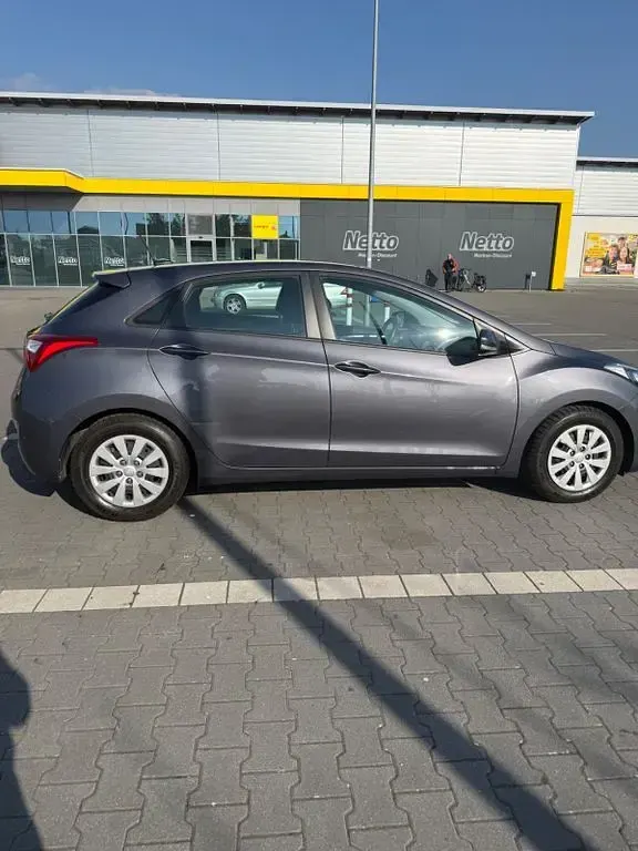Gebraucht Hyundai i30 Trend 101 PS (74 kW) 2017 Grau Limousine