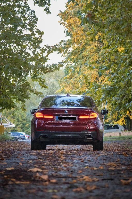 Gebraucht BMW 545e Performance 394 PS (289 kW) 2021 Rot Limousine