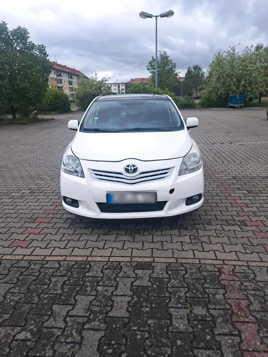 Gebraucht Toyota Verso 176 PS (129 kW) 2011 Weiß Van / Kleinbus