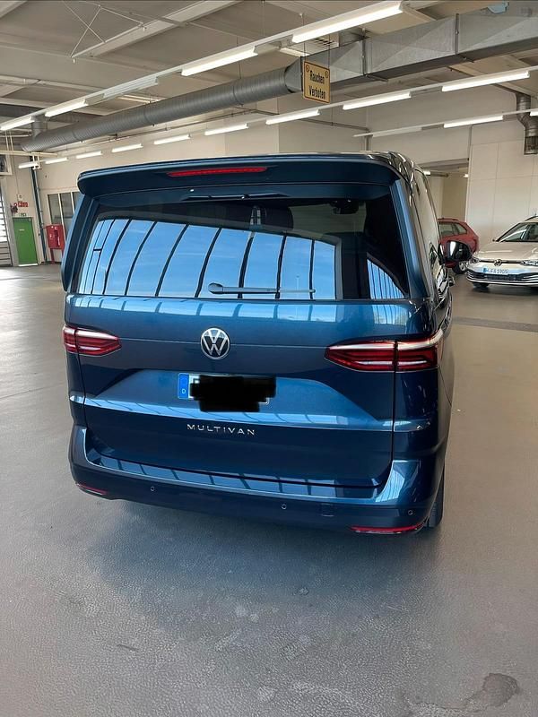 Gebraucht VW Multivan 150 PS (110 kW) 2023 Blau Van